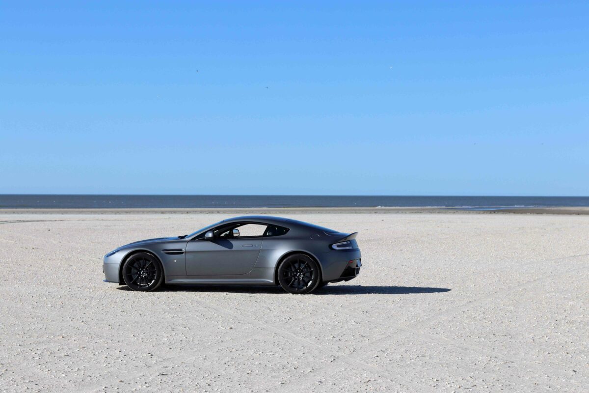 Aston Martin_V12 Vantage S_5